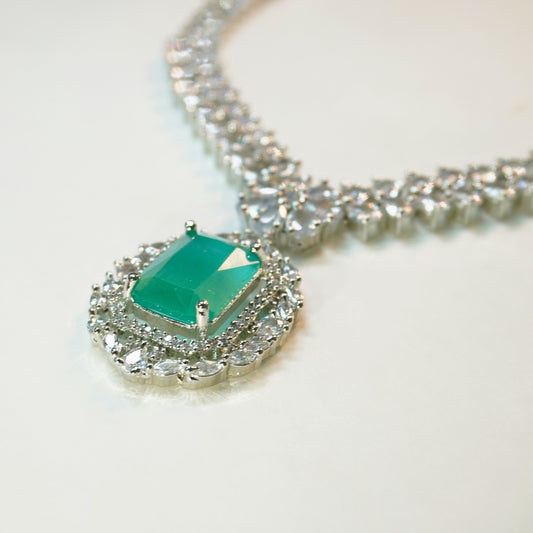 Regal Touch Green Stone Necklace Diamond Set-queenwing